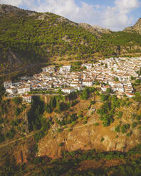 Luftaufnahme des Dorfes Grazalema, Andalusien, Spanien. - AAEF24903