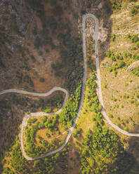 Luftaufnahme der Bergstraße Puerto de Las Palomas, Andalusien, Spanien. - AAEF24910