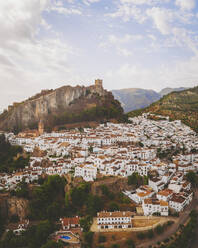 Luftaufnahme des Dorfes Zahara de la Sierra, Andalusien, Spanien. - AAEF24911