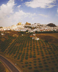 Luftaufnahme des Dorfes Olvera, Andalusien, Spanien. - AAEF24915