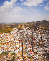 Luftaufnahme des Dorfes Olvera, Andalusien, Spanien. - AAEF24917