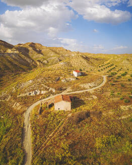 Luftaufnahme von verlassenen Häusern in der Nähe von Gorafe, Andalusien, Spanien. - AAEF24921