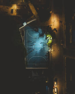 Luftaufnahme des Fußballstadions von Sant Elm bei Nacht, Mallorca, Balearen, Spanien. - AAEF24937