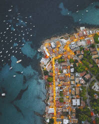 Luftaufnahme des Dorfes Sant Elm, Mallorca, Balearen, Spanien. - AAEF24943