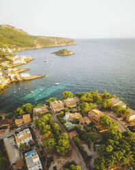 Luftaufnahme des Dorfes Sant Elm, Mallorca, Balearen, Spanien. - AAEF24946