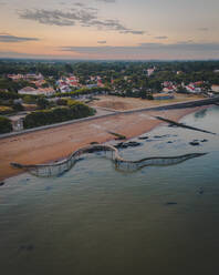 Luftaufnahme einer Schlangenskulptur bei Sonnenaufgang in Saint-Brevins-les-Pins, Loire Atlantique, Frankreich. - AAEF24980