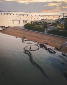 Luftaufnahme einer Schlangenskulptur bei Sonnenaufgang in Saint-Brevins-les-Pins, Loire Atlantique, Frankreich. - AAEF24981