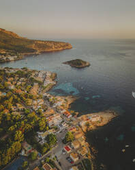 Luftaufnahme der Insel Pantaleu und des Dorfes Sant Elm, Mallorca, Isla Baleares, Spanien. - AAEF25013