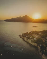 Luftaufnahme der Insel Sa Dragonera und des Dorfes Sant Elm bei Sonnenuntergang, Mallorca, Isla Baleares, Spanien. - AAEF25016