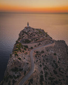 Luftaufnahme von Kap Formentor bei Sonnenaufgang, Insel Mallorca, Balearen, Spanien. - AAEF25019