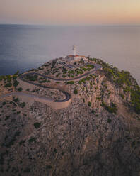 Luftaufnahme von Kap Formentor bei Sonnenaufgang, Insel Mallorca, Balearen, Spanien. - AAEF25020