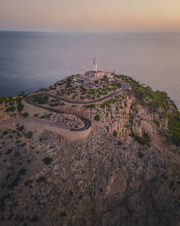 Luftaufnahme von Kap Formentor bei Sonnenaufgang, Insel Mallorca, Balearen, Spanien. - AAEF25020