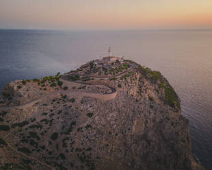Luftaufnahme von Kap Formentor bei Sonnenaufgang, Insel Mallorca, Balearen, Spanien. - AAEF25021