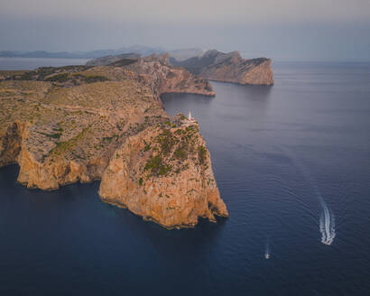 Luftaufnahme von Kap Formentor bei Sonnenaufgang, Insel Mallorca, Balearen, Spanien. - AAEF25022