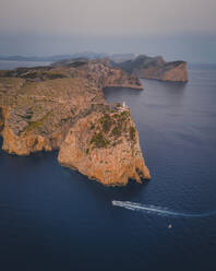 Luftaufnahme von Kap Formentor bei Sonnenaufgang, Insel Mallorca, Balearen, Spanien. - AAEF25023