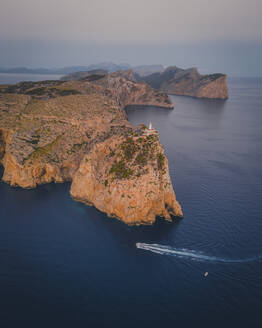 Luftaufnahme von Kap Formentor bei Sonnenaufgang, Insel Mallorca, Balearen, Spanien. - AAEF25023