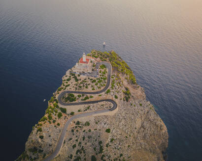 Luftaufnahme von Kap Formentor bei Sonnenaufgang, Insel Mallorca, Balearen, Spanien. - AAEF25024