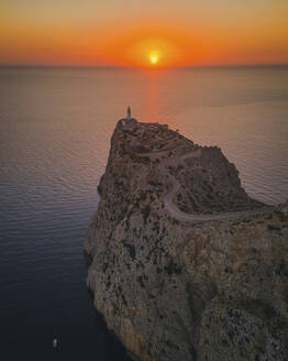 Luftaufnahme von Kap Formentor bei Sonnenaufgang, Insel Mallorca, Balearen, Spanien. - AAEF25025