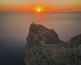 Luftaufnahme von Kap Formentor bei Sonnenaufgang, Insel Mallorca, Balearen, Spanien. - AAEF25026