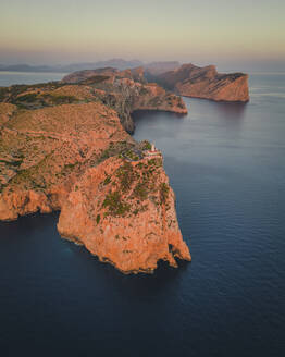 Luftaufnahme von Kap Formentor bei Sonnenaufgang, Insel Mallorca, Balearen, Spanien. - AAEF25027