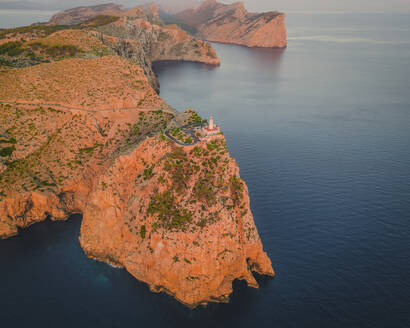 Luftaufnahme von Kap Formentor bei Sonnenaufgang, Insel Mallorca, Balearen, Spanien. - AAEF25028