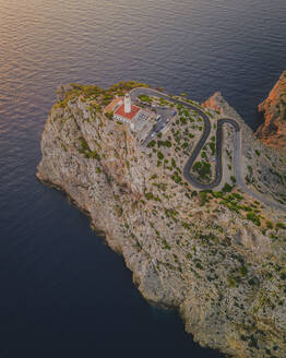 Luftaufnahme von Kap Formentor bei Sonnenaufgang, Insel Mallorca, Balearen, Spanien. - AAEF25029