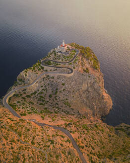 Luftaufnahme von Kap Formentor bei Sonnenaufgang, Insel Mallorca, Balearen, Spanien. - AAEF25030