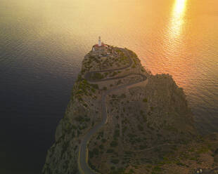 Luftaufnahme von Kap Formentor bei Sonnenaufgang, Insel Mallorca, Balearen, Spanien. - AAEF25033