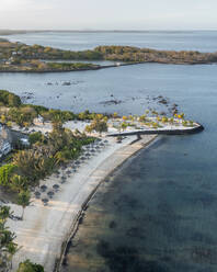 Luftaufnahme eines Luxusresorts entlang der Küstenlinie und des Flusses Riviere du Rampart und der Bucht im Hintergrund, Opaline, Azuri Village, Rivière du Rempart, Mauritius. - AAEF25059