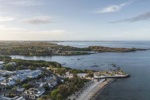 Luftaufnahme eines Luxusresorts entlang der Küstenlinie und des Flusses Riviere du Rampart und der Bucht im Hintergrund, Opaline, Azuri Village, Rivière du Rempart, Mauritius. - AAEF25060