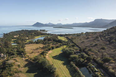 Luftaufnahme eines Golfplatzes bei Sonnenaufgang, Rivière du Rempart, Mauritius. - AAEF25065