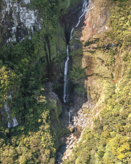 Luftaufnahme der Alexandra Falls, eines wunderschönen Wasserfalls in der Nähe des Valriche Damms, Savanne, Mauritius. - AAEF25070