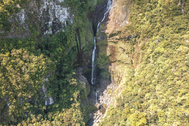 Luftaufnahme der Alexandra Falls, eines wunderschönen Wasserfalls in der Nähe des Valriche Damms, Savanne, Mauritius. - AAEF25071