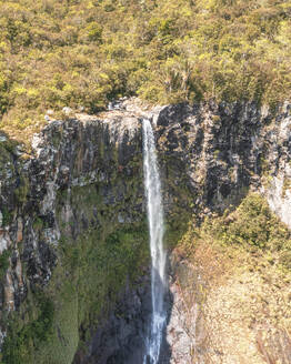 Luftaufnahme der Alexandra Falls, eines wunderschönen Wasserfalls in der Nähe des Valriche Damms, Savanne, Mauritius. - AAEF25072