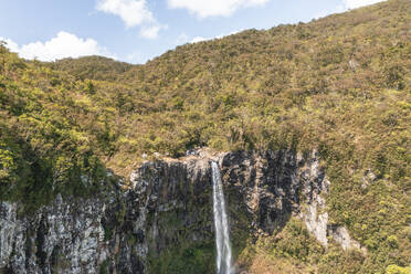 Luftaufnahme der Alexandra Falls, eines wunderschönen Wasserfalls in der Nähe des Valriche Damms, Savanne, Mauritius. - AAEF25073