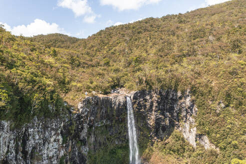 Luftaufnahme der Alexandra Falls, eines wunderschönen Wasserfalls in der Nähe des Valriche Damms, Savanne, Mauritius. - AAEF25073