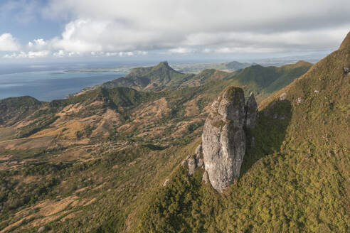 Luftaufnahme des Berges Le Chat y La Souris oder Mount Villars in der Bambous-Kette bei Grand Sable, Flacq, Mauritius. - AAEF25081