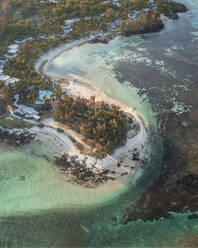 Arialansicht eines Hotels und einer Ferienanlage entlang der Küstenlinie des Blue Bay Marine Park, Grand Port, Mauritius. - AAEF25096
