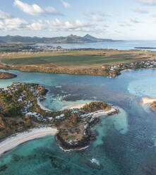 Arialansicht eines Hotels und einer Ferienanlage entlang der Küstenlinie des Blue Bay Marine Park, Grand Port, Mauritius. - AAEF25099