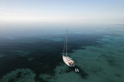 Luftaufnahme eines Segelboots im flachen Wasser der Berry Islands auf den Bahamas. - AAEF25123
