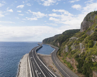 Luftaufnahme der neuen und alten Küstenstraße Route du Littoral, die Saint Denis mit La Possession auf La Réunion verbindet. - AAEF25130
