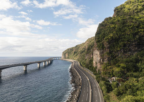 Luftaufnahme der neuen und alten Küstenstraße Route du Littoral, die Saint Denis mit La Possession auf La Réunion verbindet. - AAEF25132