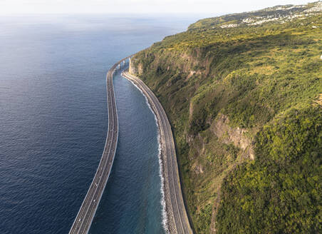 Luftaufnahme der neuen und alten Küstenstraße Route du Littoral, die Saint Denis mit La Possession auf La Réunion verbindet. - AAEF25133