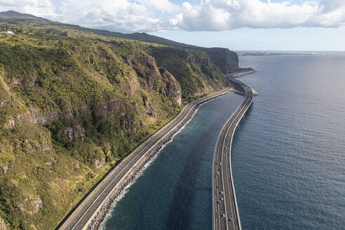 Luftaufnahme der neuen und alten Küstenstraße Route du Littoral, die Saint Denis mit La Possession auf La Réunion verbindet. - AAEF25138