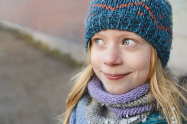 Lächelndes Mädchen mit blondem Haar und gestrickter Mütze - IHF01847