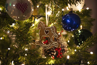 Holzpferdchen, das zu Hause am Weihnachtsbaum hängt - ALKF00909