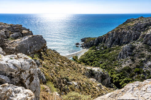 Griechenland, Kreta, Preveli Beach vom Berggipfel aus gesehen - EGBF01000