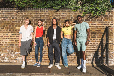 Multirassische Gruppe von glücklichen jungen Freunden in der Londoner City - Multiethnische Teenager treffen sich und haben Spaß in der Tower Bridge, UK - Konzepte über jugendlichen Lebensstil, Reisen und Tourismus - DMDF08376