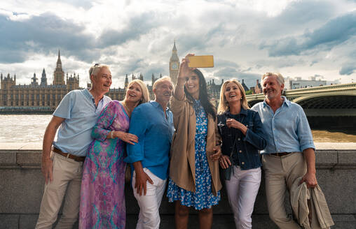 Eine Gruppe alter Freunde verbringt ihre Zeit zusammen in den wichtigsten Teilen Londons und besucht die Gegend um Westminster und den St. James Park. Wiedersehen alter Freunde - DMDF08415