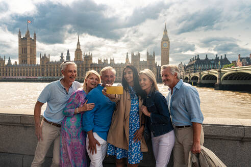 Eine Gruppe alter Freunde verbringt ihre Zeit zusammen in den wichtigsten Teilen Londons und besucht die Gegend um Westminster und den St. James Park. Wiedersehen alter Freunde - DMDF08416